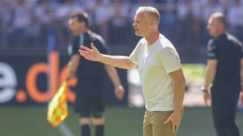 GELSENKIRCHEN, GERMANY - MAY 11: Head Coach Karel Geraerts gestures during the Second Bundesliga match between FC Schalke 04 and F.C. Hansa Rostock at Veltins Arena on May 11, 2024 in Gelsenkirchen, Germany.(Photo by Jürgen Fromme - firo sportphoto/Getty Images)