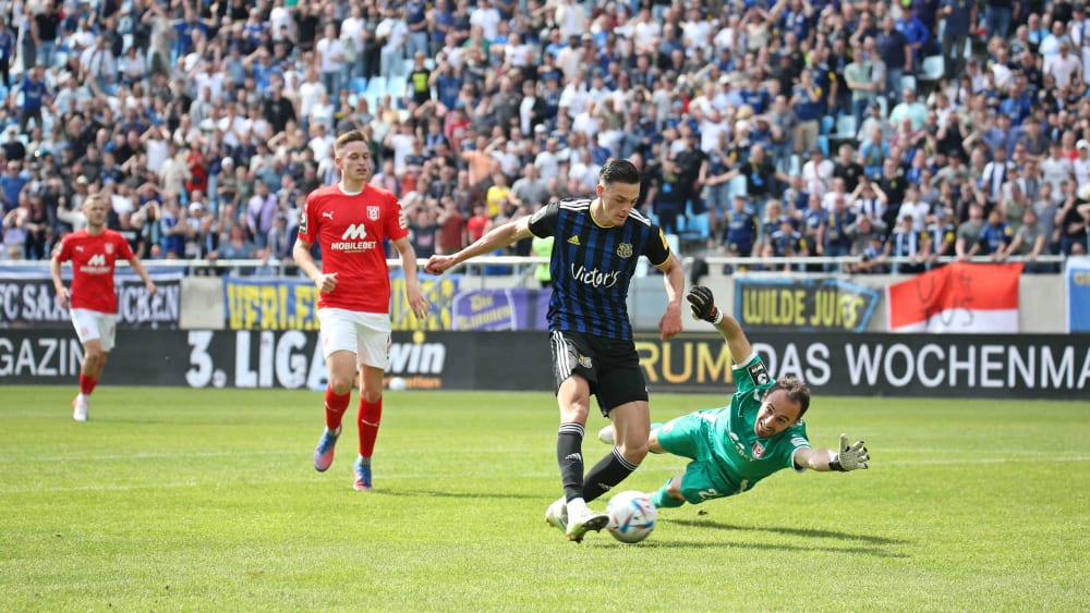 Marvin Cuni (am Ball) erzielte im Nachschuss das 2:0 für den 1. FC Saarbrücken.