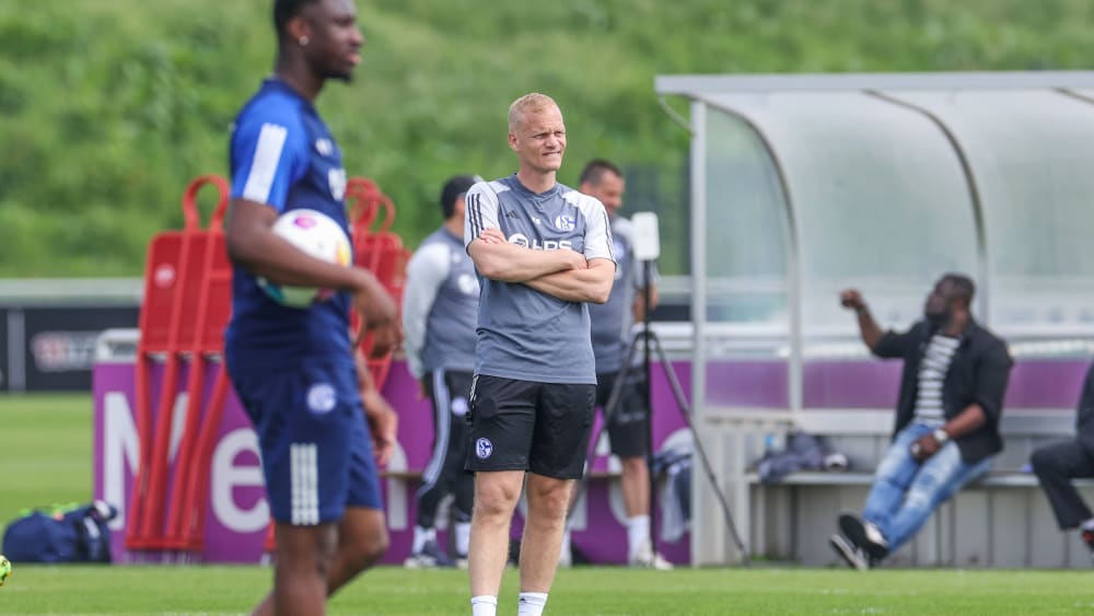 Nächste Saison wieder mit Dreierkette? S04-Coach Karel Geraerts würde sein bevorzugtes System gerne auch auf Schalke umsetzen.