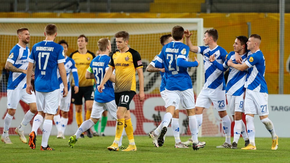 Fabian Schnellhardt (2.v.r.) ebnete mit seinem saftigen Linksschuss den 3:0-Erfolg der Lilien aus Darmstadt bei Dynamo Dresden.