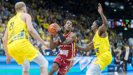 Die Topscorer beider Teams im direkten Duell: Marcus Carr (Würzburg) und Christopher Clemons (Oldenburg).