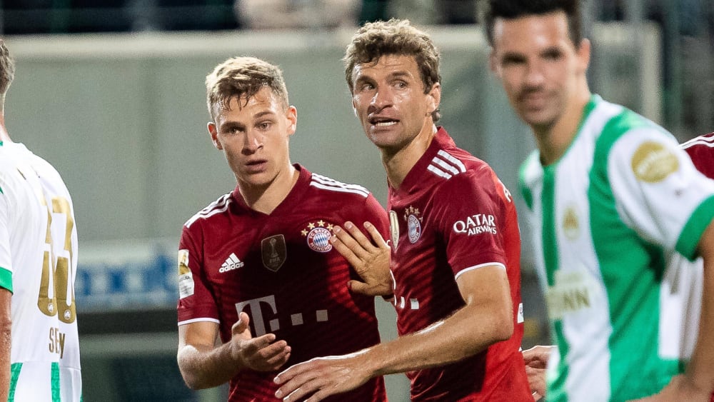 Bayern-Torschützen beim 3:1 in Fürth unter sich: DFB-Nationalspieler Joshua Kimmich und Thomas Müller.