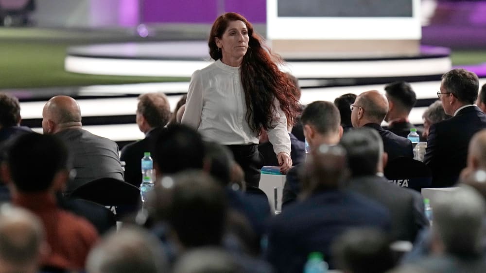 Der Gang von der Bühne: Lise Klaveness nach ihrer Rede auf dem FIFA-Kongress in Doha.