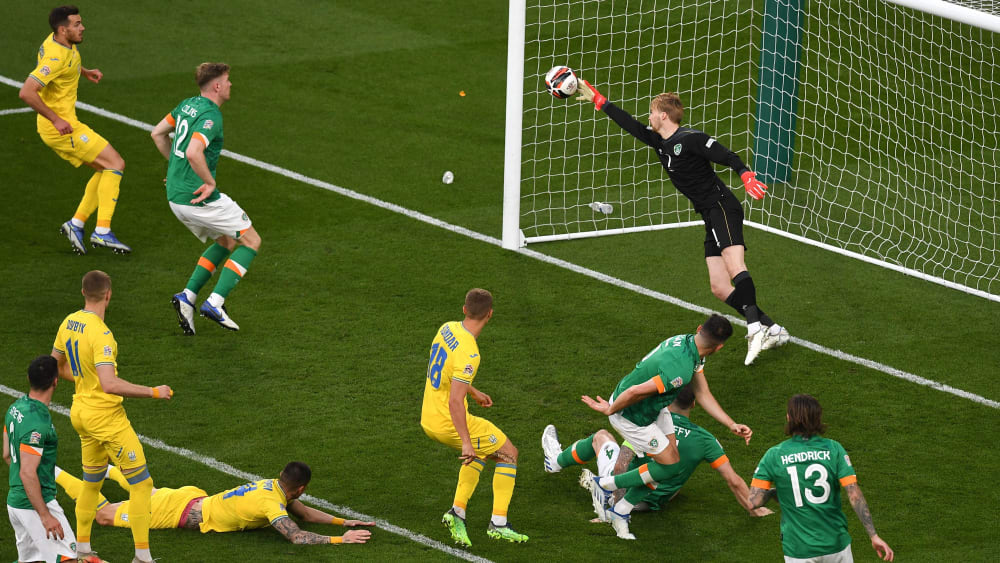 Irlands Keeper Kelleher hat die Hand am Ball, kann das Tor zum 0:1-Endstand aber nicht mehr verhindern.