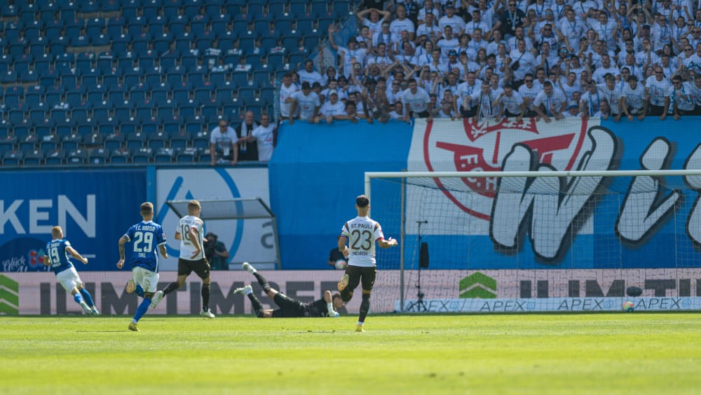 Kai Pröger hat das 1:0 für Rostock erzielt und dreht jubelnd ab.