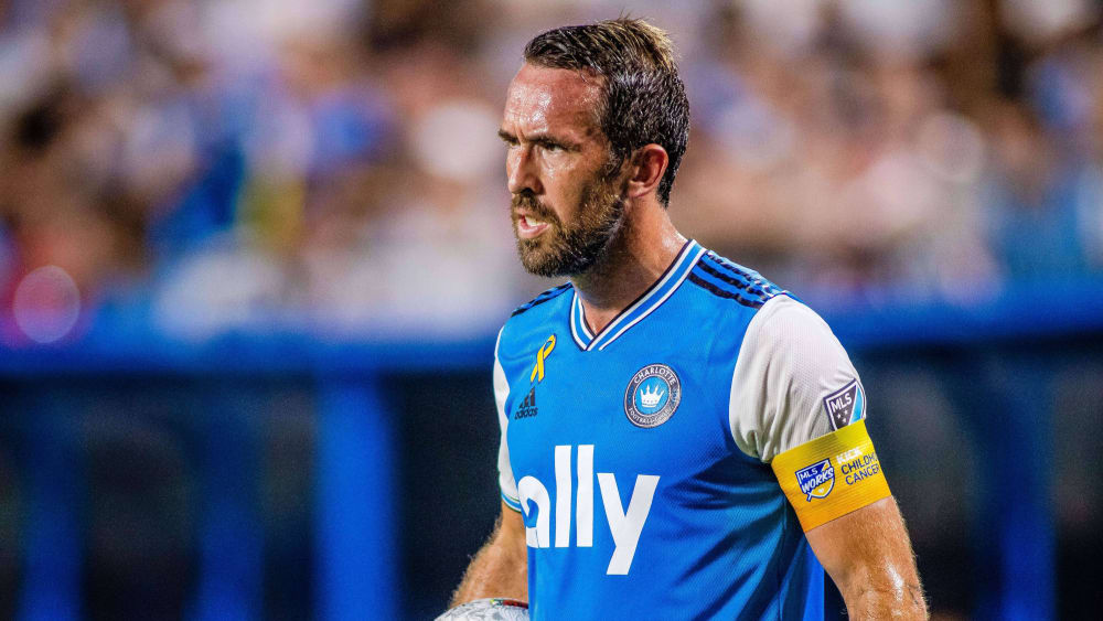 Die Trikots von Christian Fuchs verkaufen sich wie warme Semmeln.