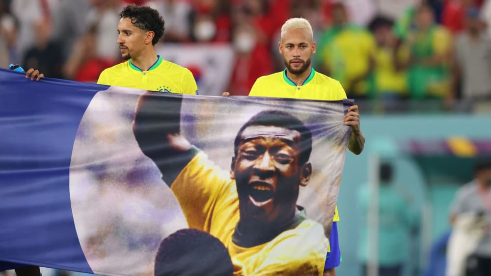 Marquinhos und Neymar mit Pelé-Banner
