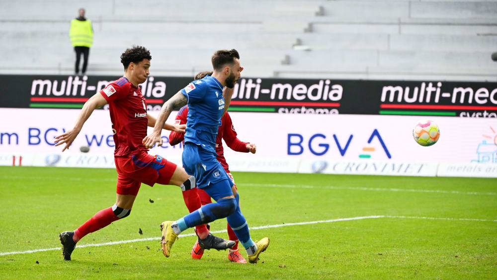 Zu schnell für den HSV: Karlsruhes Matchwinner Fabian Schleusener (blaues Trikot) schnürte gegen die Rothosen einen Doppelpack.