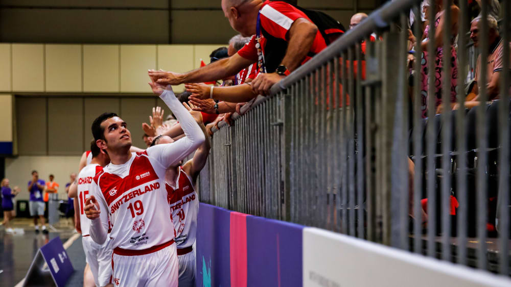 Gefeierte Sieger: Die Schweizer Basketballer waren den deutschen am Donnerstag klar überlegen.