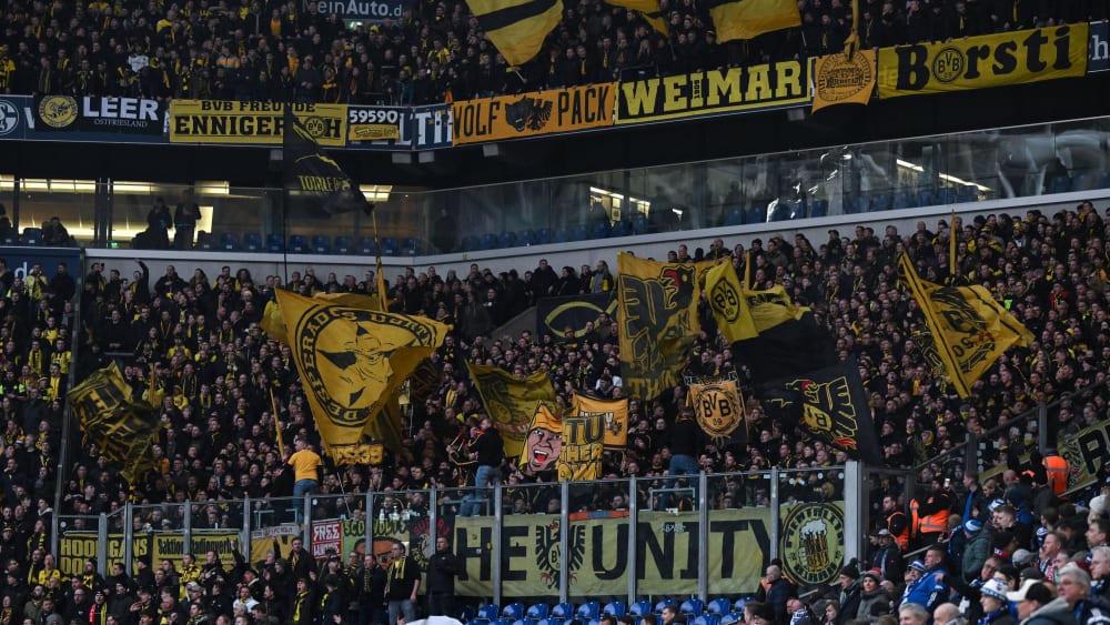 Fehlverhalten im Derby: Gästefans von Borussia Dortmund auf Schalke.