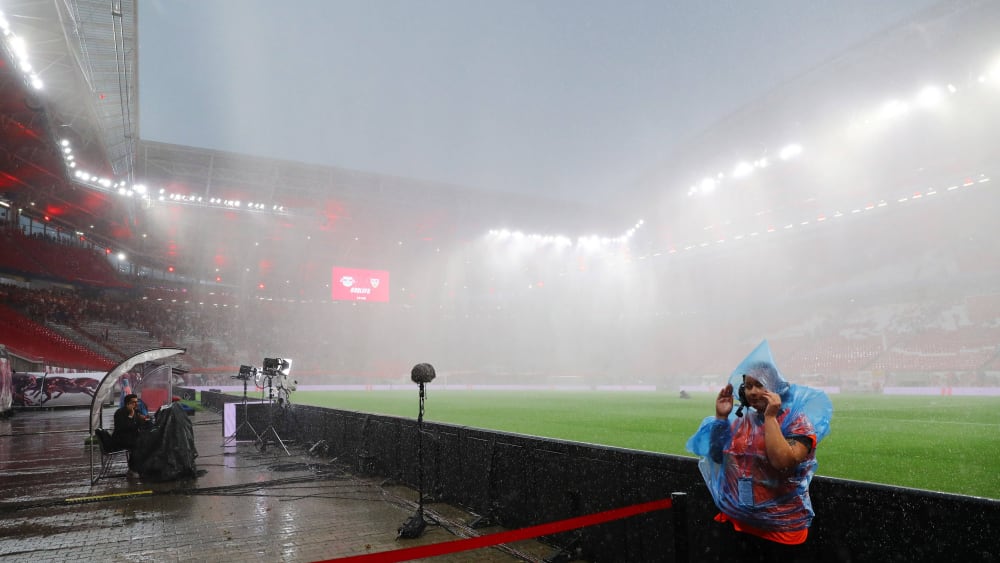 Drohen künftig Absagen und Spielunterbrechungen im Fußball? Starkregen wird immer öfter zum Problem.