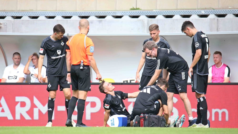 Miro Muheim wird bei der 1:2-Niederlage des HSV in Elversberg behandelt.