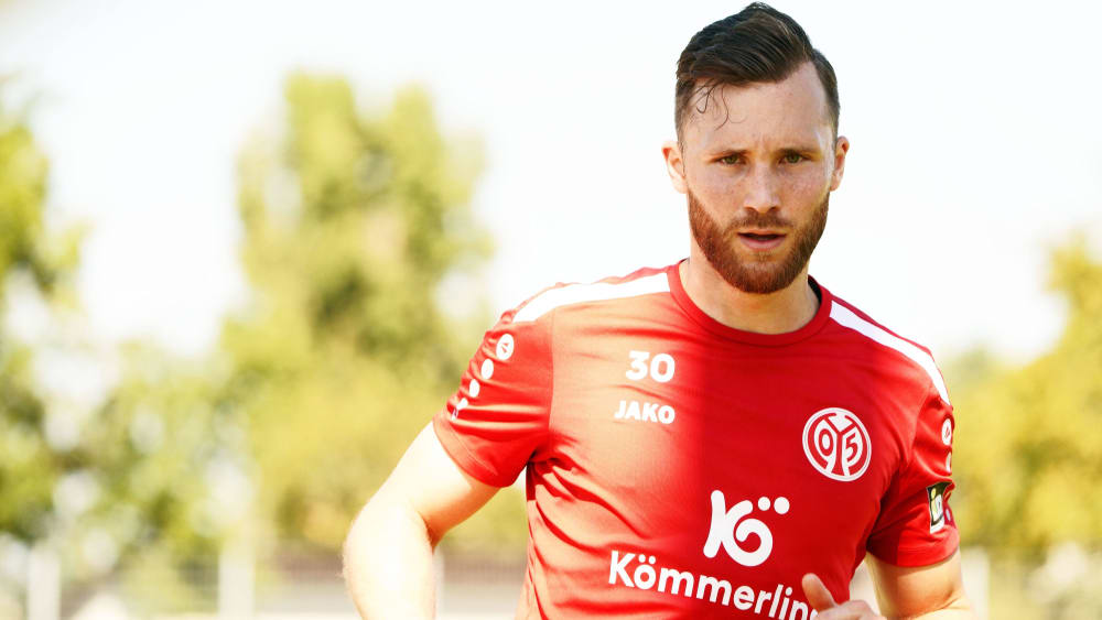 Mainz 05 Silvan Widmer vor dem Einstieg Teamtraining kicker