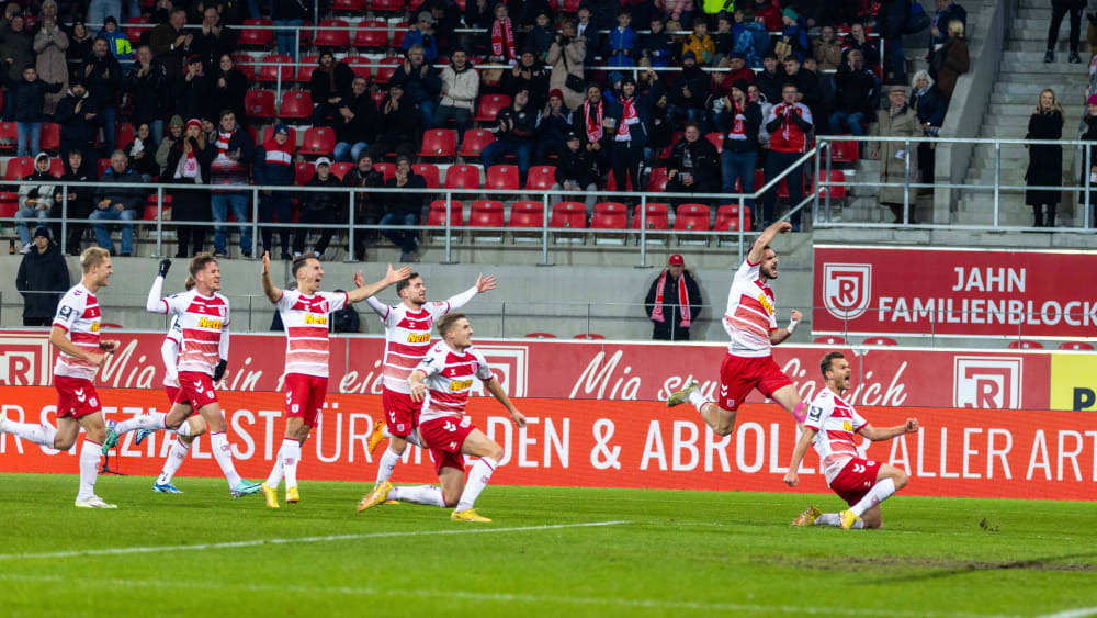 Jahn Regensburg bejubelt das 1:0.