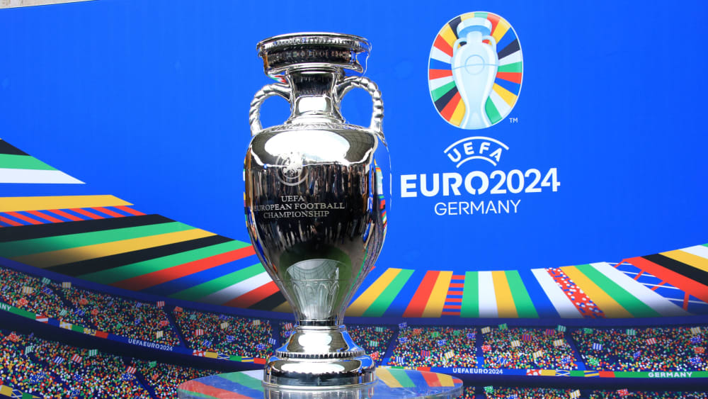Um diesen Pokal geht es bei der EURO 2024 - und um sehr viel Geld.
