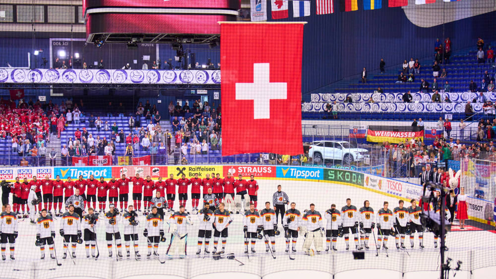 Das deutsche Team nach der Niederlage im Viertelfinale in Ostrava beim Abspielen der Schweizer Nationalhymne.