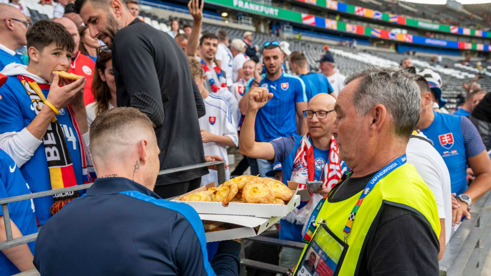 Zwar keine Kekse, dafür Vanilleplunder für die slowakischen Fans nach dem Überraschungssieg gegen Belgien: Juraj Kucka (li.) zeigt sich als Gönner.