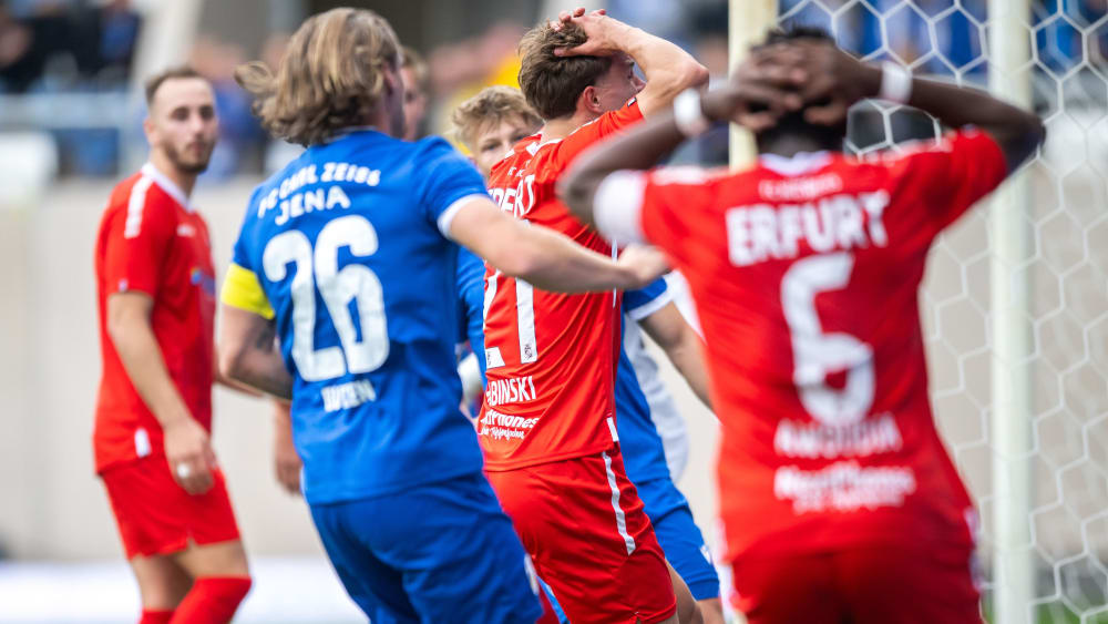 Robin Fabinski und Maxime Aglago Awoudja ärgern sich nach einer vertanen Chance.