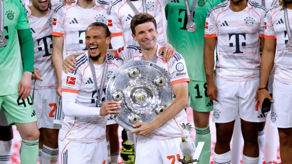 Leroy Sané (li.) und Thomas Müller (beide FC Bayern)
