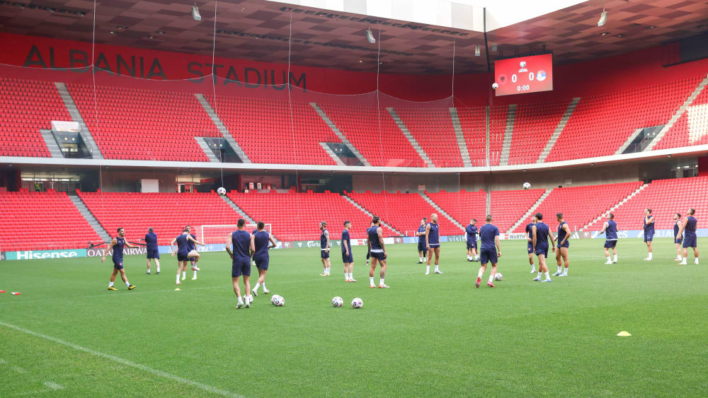Serbische Spieler beim Training im Air Albania Stadion zu Tirana.