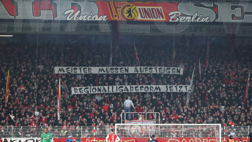 Fans von Union Berlin fordern eine Regionalliga-Reform.