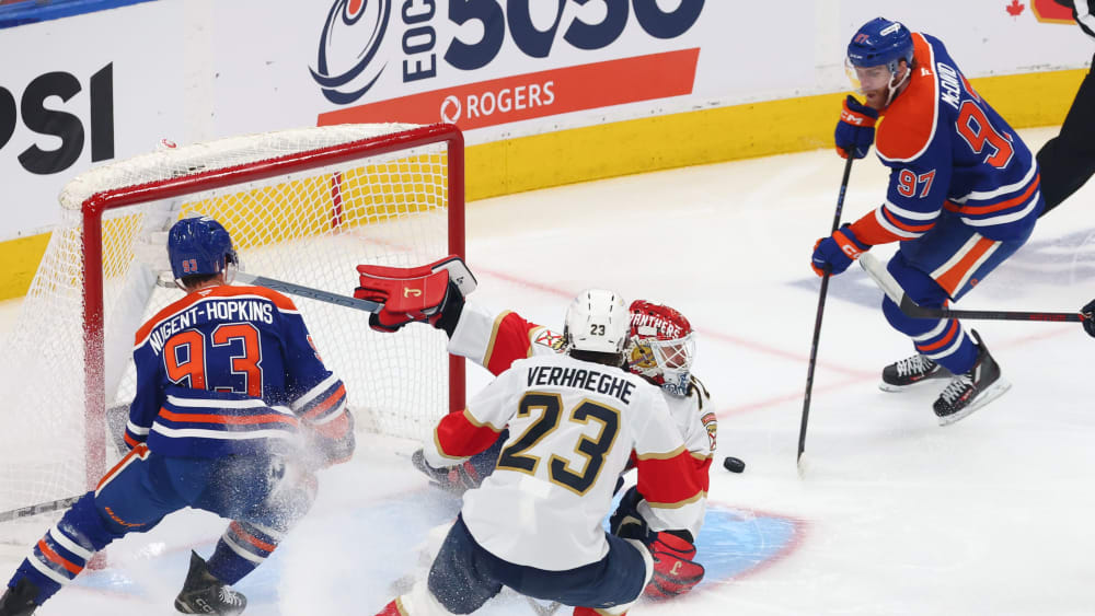 Wczesne etapy pecha: Connor McDavid (po prawej) nie powiódł się na początkowych etapach punktacji.