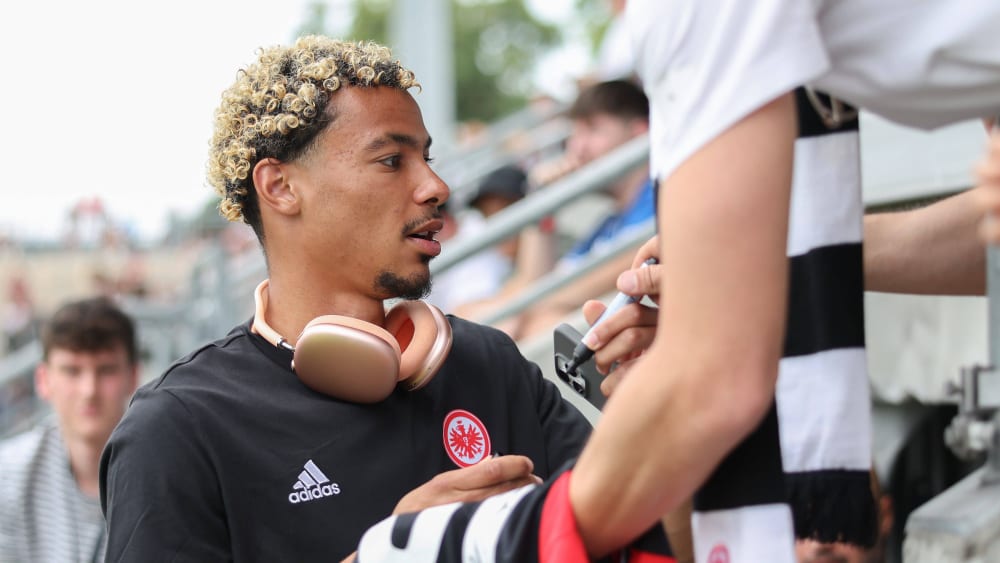 Hugo Ekitiké schreibt Autogramme, spielt gegen den FSV Frankfurt aber nicht.