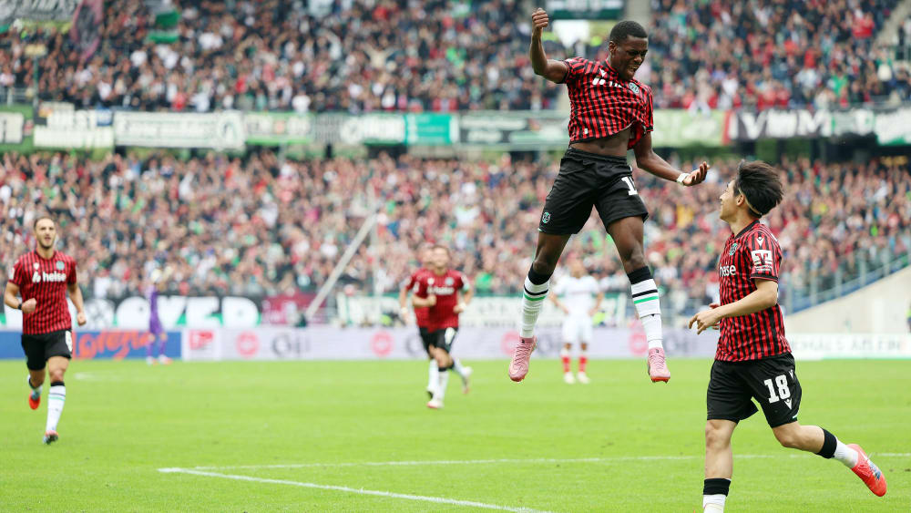 Noel Aseko Nkili hebt nach seinem Siegtor ab.