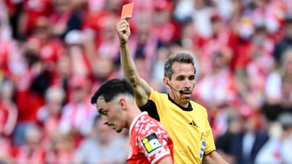 Paul Nebel wird von Tobias Stieler vom Platz gestellt.