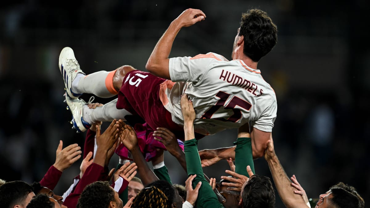 Emotional end to career: Roma celebrates Hummels