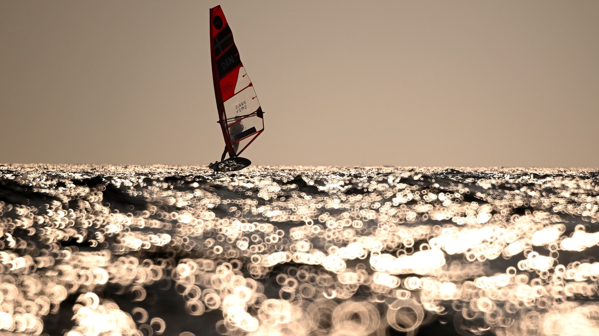 Johan Soe (Dänemark) beim Windsurfen vor Marseille