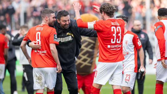 Verdienter Jubel: HFC-Trainer Sreto Ristic (M.) nach dem Derbysieg gegen Dresden mit Kapitän Jonas Nietfeld (re.) und Niklas Kreuzer.