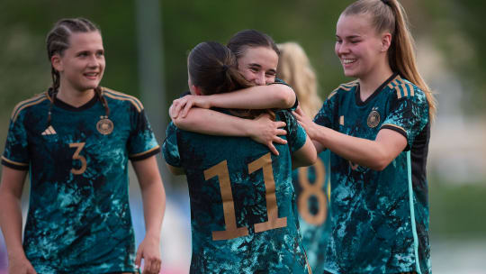 Die deutsche U 19 bejubelt den vierten Treffer gegen Schweden.