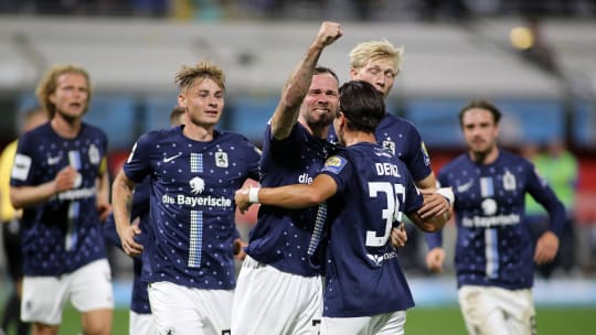 München, Deutschland, 25.September 2024: Fussball, Herren, 3.Liga, Saison 2024 2025, TSV 1860 München - Hannover 96 II, Grünwalder Stadion 1:0 durch Patrick Hobsch (TSV 1860 München) Tor, Jubel, Führung, Freude, Faust DFB regulations prohibit any use of photographs as image sequences and or quasi-video *** Munich, Germany, September 25, 2024 Football, Men, 3 Liga, Season 2024 2025, TSV 1860 München Hannover 96 II, Grünwalder Stadion 1 0 by Patrick Hobsch TSV 1860 München Goal, Cheering, Leadership, Joy, Fist DFB regulations prohibit any use of photographs as image sequences and or quasi video