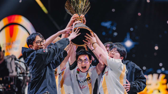 Jeder darf mal an den Pokal: EDward Gaming ist Weltmeister in Valorant.