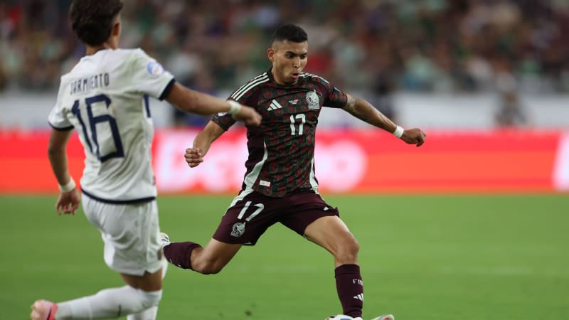 June 30, 2024, Glendale, Glendale, Az, USA: OrbeloÂ­n Pineda of Mexico passes the ball during a match between Mexico and Ecuador as part of group B of CONMEBOL Copa America 2024 at State Farm Stadium on June 30, 2024, in Glendale, AZ, USA. ( PxImages) Glendale USA - ZUMAp175 20240630_zsa_p175_054 Copyright: xAlejandroxSalazarx