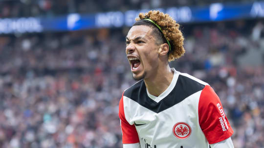 Hugo Ekitike (Eintracht Frankfurt, 11) jubelt nach seinem Tor zum 2:1.

Bundesligaspiel zwischen Eintracht Frankfurt und dem FC Bayern München am 6. Oktober 2024 im Deutsche Bank Park in Frankfurt am Main. Nach Vorgaben der DFL, Deutsche Fußball Liga, ist es untersagt, in dem Stadion und/oder vom Spiel angefertigte Fotoaufnahmen in Form von Sequenzbildern und/oder videoähnlichen Fotostrecken zu verwerten bzw. verwerten zu lassen.
