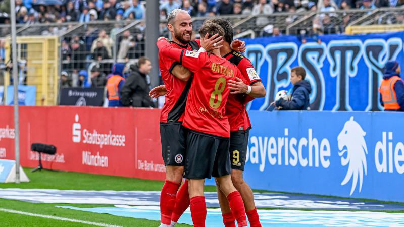 Fatih Kaya (SV Wehen Wiesbaden, #29) und Thijmen Goppel (SV Wehen Wiesbaden, #9) bejubeln mit Nick Baetzner (SV Wehen Wiesbaden, #8) dessen Tor zum 0:2, 

GER, TSV 1860 Muenchen gegen SV Wehen Wiesbaden, Fussball, 3. Bundesliga, 9. Spieltag, Saison 2024/2025, 05.10.2024.

(DFL DFB REGULATIONS PROHIBIT ANY USE OF PHOTOGRAPHS as IMAGE SEQUENCES and or QUASI-VIDEO).

Foto: Eibner-Pressefoto/Heike Feiner