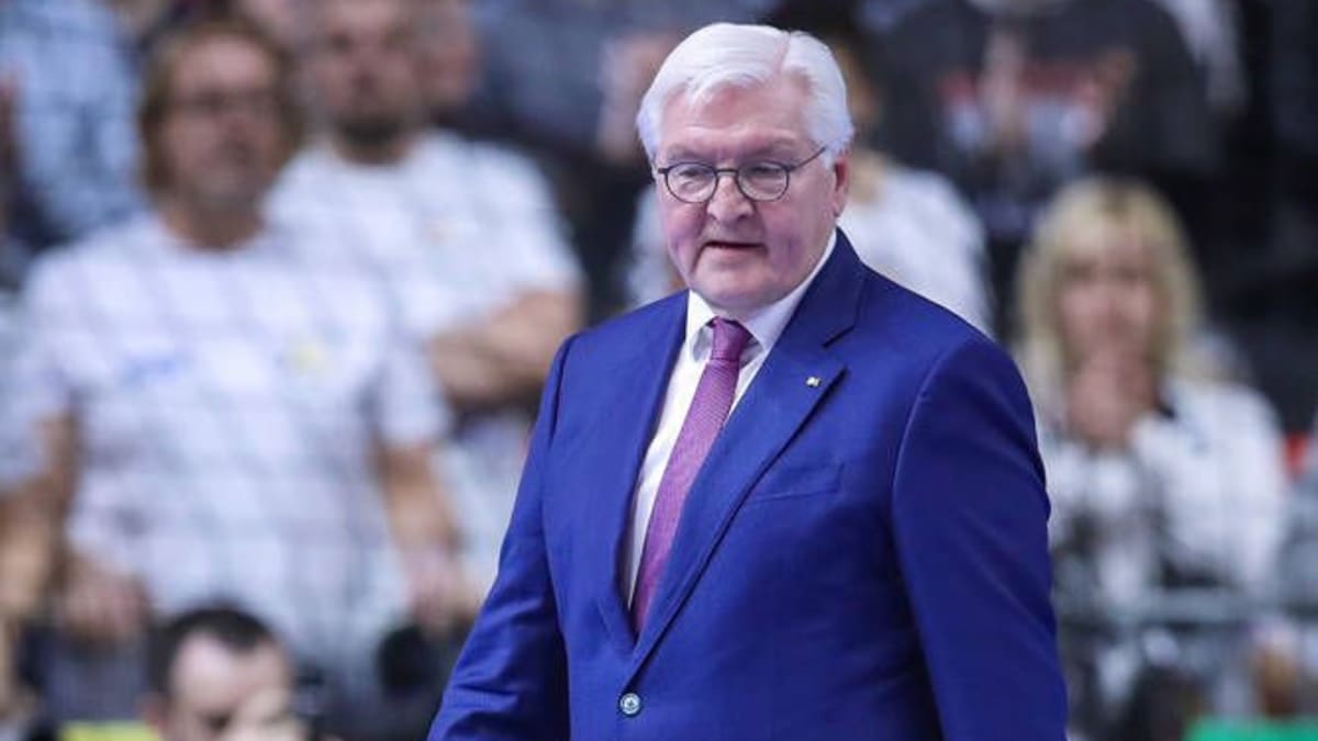 Steinmeier-dr-ckt-DHB-Team-die-Daumen-Land-fiebert-mit-