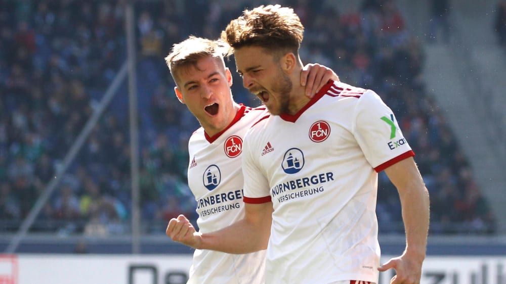 Lukas Schleimer (re.) vom 1. FC Nürnberg freute sich gemeinsam mit Fabian Nürnberger über sein 1:0 in Hannover.