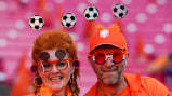 Passend gekleidet sind diese zwei Oranje-Fans.