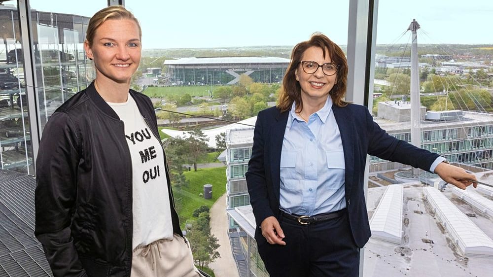 Fußball trifft Wirtschaft: Alexandra Popp (links) und Imelda Labbé über den Dächern der Wolfsburger Autostadt und der Volkswagen Arena.