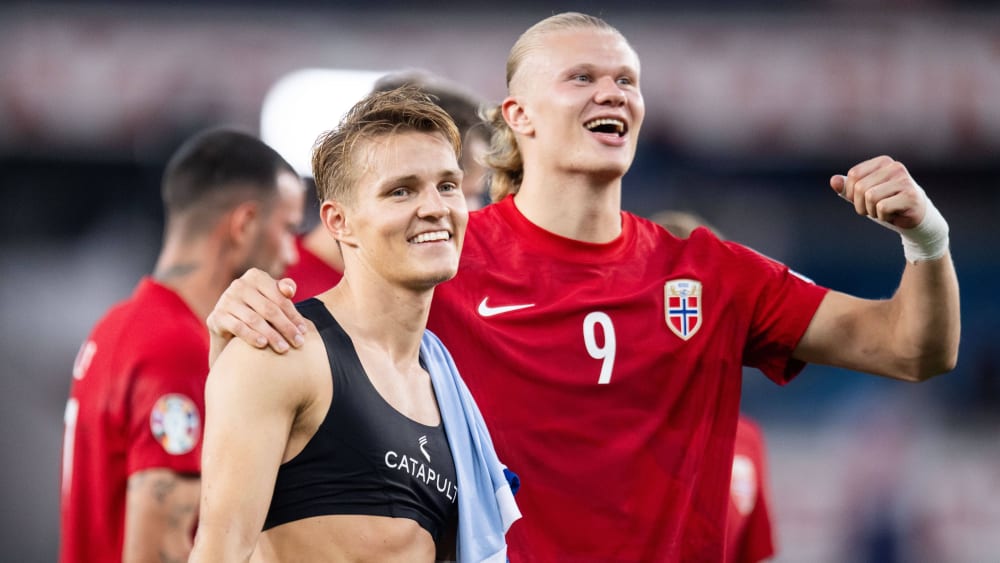 Martin Ödegaard (li.) und Erling Haaland führten Norwegen zum 3:1-Sieg gegen Zypern.