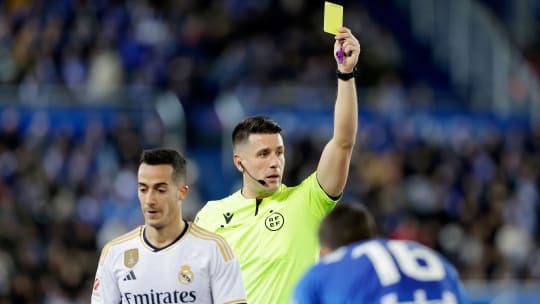 Auf einmal im Fokus: Referee Isidro Diaz de Mera, hier beim Spiel von Real Madrid im Dezember 2023.