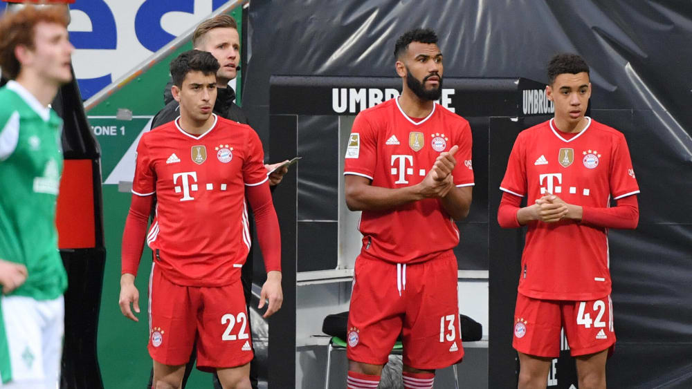 Stehen zur Einwechslung gegen Werder Bremen bereit: Bayerns Marc Roca, Eric Maxim Choupo Moting und Jamal Musiala (von li. nach re.). 