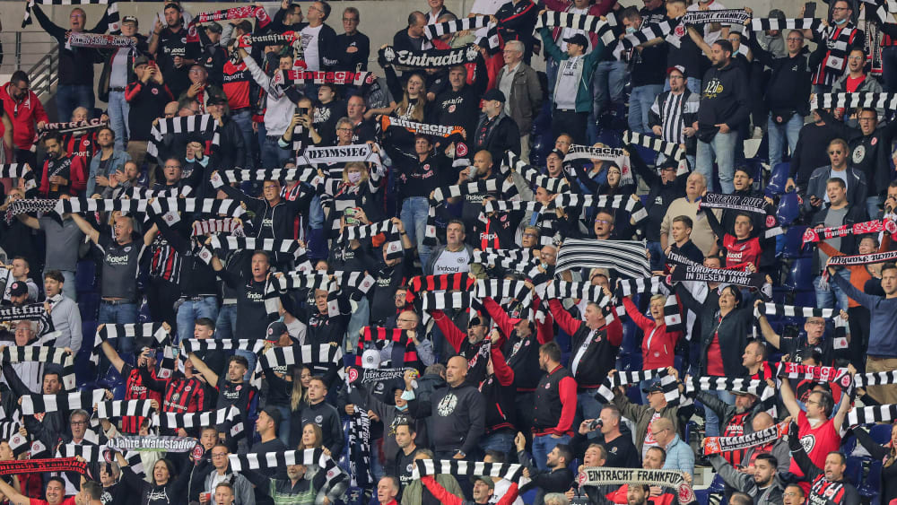 Bis zu 40.000 Fans von Eintracht Frankfurt dürfen demnächst bei einem Heimspiel ihr Team anfeuern.