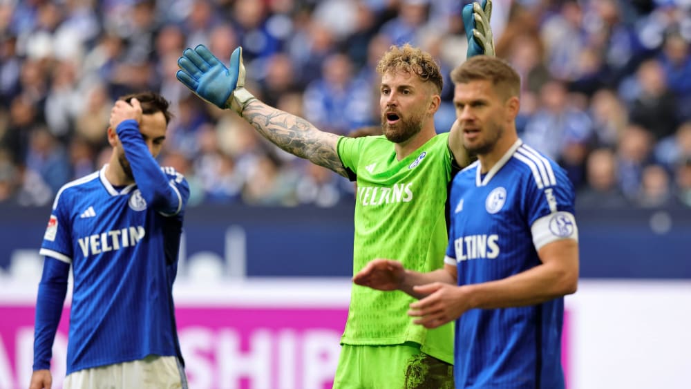 Ein Elfmeter in der 90. Minute machte es nochmal spannend: Ralf Fährmann (M.) und seine Schalker Kollegen konnten trotzdem feiern.
