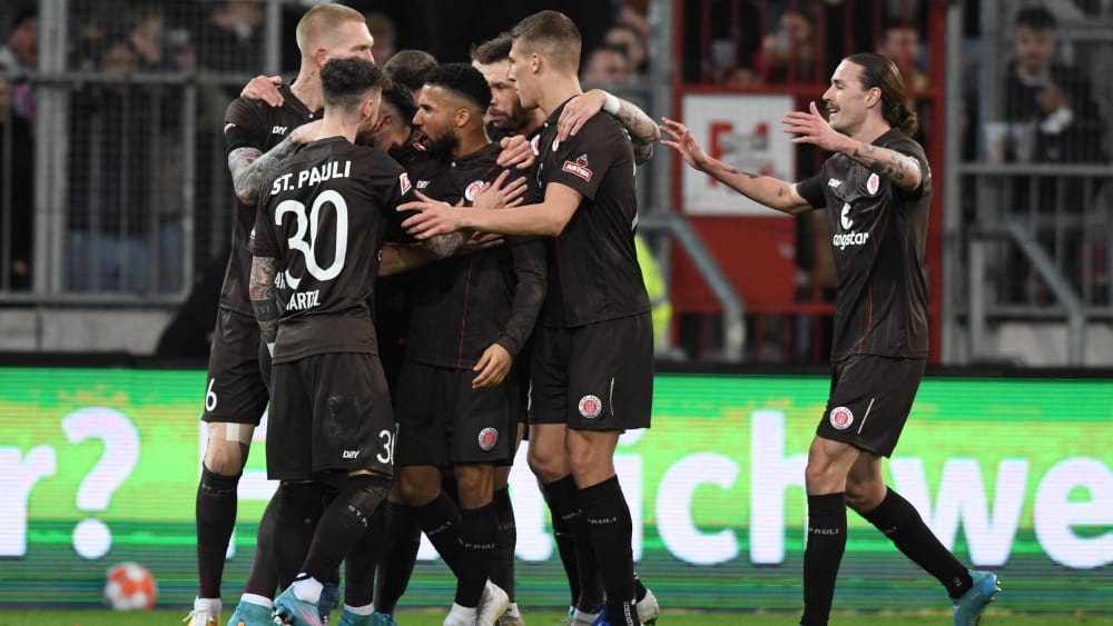 Jubeltraube um den Matchwinner: St. Pauli feiert Daniel-Kofi Kyereh (Mitte).