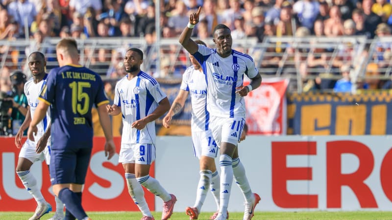 Piłka nożna: Puchar Niemiec, 1. runda. Lokomotiv Lipsk kontra FC Schalke 04. Zawodnicy, w tym Bryan Lasme (po prawej, FC Schalke 04), świętują po porażce 0:1.