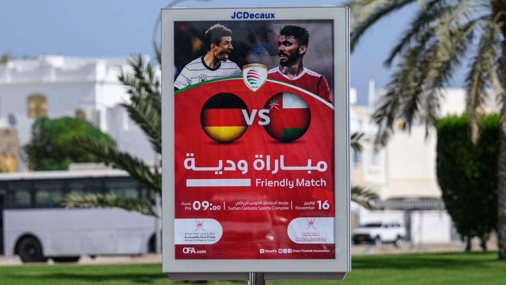 Werbetafel in Maskat für das Testspiel Oman gegen Deutschland am Mittwoch.
